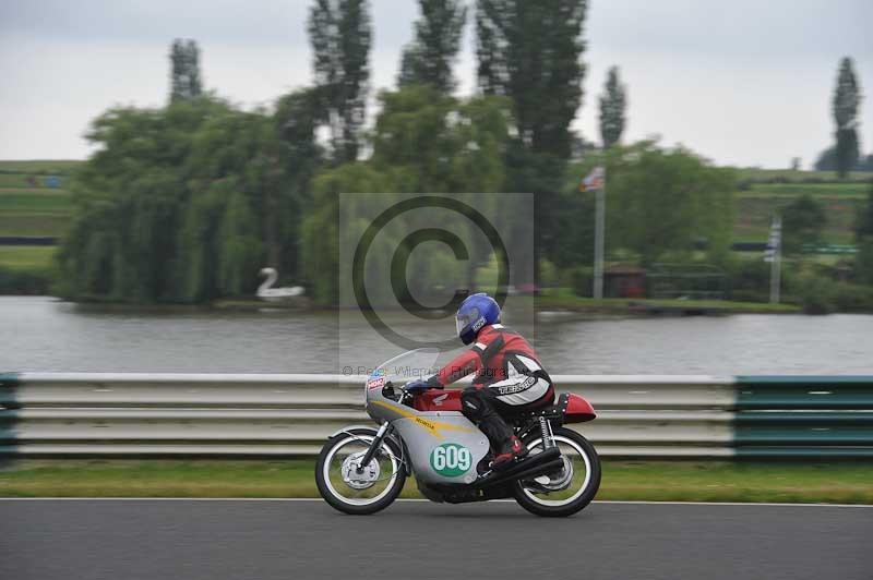 Mallory park Leicestershire;Mallory park photographs;Motorcycle action photographs;classic bikes;event digital images;eventdigitalimages;mallory park;no limits trackday;peter wileman photography;vintage bikes;vintage motorcycles;vmcc festival 1000 bikes