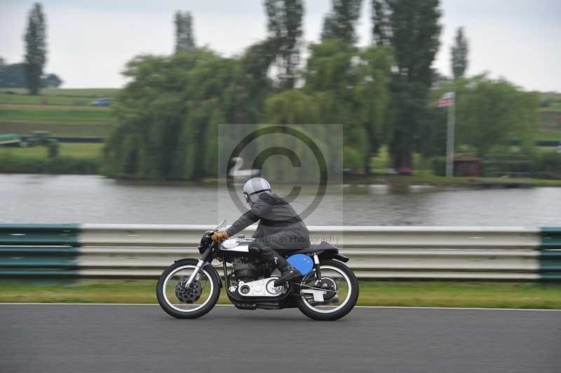 Mallory park Leicestershire;Mallory park photographs;Motorcycle action photographs;classic bikes;event digital images;eventdigitalimages;mallory park;no limits trackday;peter wileman photography;vintage bikes;vintage motorcycles;vmcc festival 1000 bikes