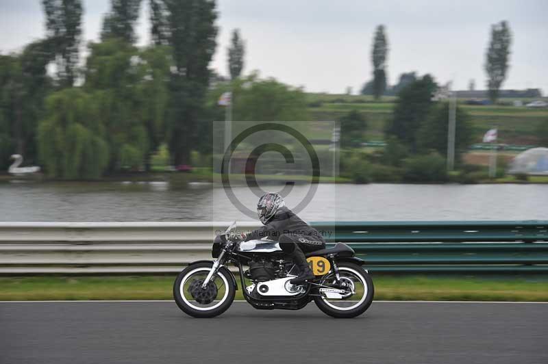 Mallory park Leicestershire;Mallory park photographs;Motorcycle action photographs;classic bikes;event digital images;eventdigitalimages;mallory park;no limits trackday;peter wileman photography;vintage bikes;vintage motorcycles;vmcc festival 1000 bikes