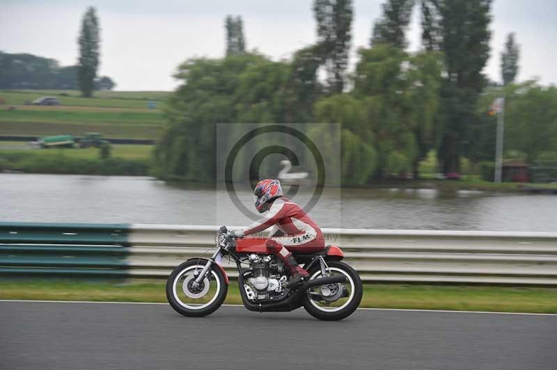 Mallory park Leicestershire;Mallory park photographs;Motorcycle action photographs;classic bikes;event digital images;eventdigitalimages;mallory park;no limits trackday;peter wileman photography;vintage bikes;vintage motorcycles;vmcc festival 1000 bikes