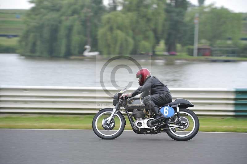 Mallory park Leicestershire;Mallory park photographs;Motorcycle action photographs;classic bikes;event digital images;eventdigitalimages;mallory park;no limits trackday;peter wileman photography;vintage bikes;vintage motorcycles;vmcc festival 1000 bikes