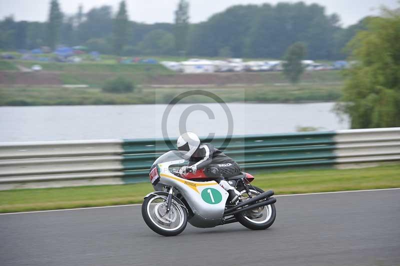 Mallory park Leicestershire;Mallory park photographs;Motorcycle action photographs;classic bikes;event digital images;eventdigitalimages;mallory park;no limits trackday;peter wileman photography;vintage bikes;vintage motorcycles;vmcc festival 1000 bikes