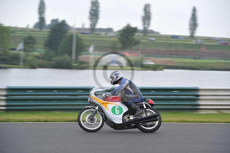 Mallory park Leicestershire;Mallory park photographs;Motorcycle action photographs;classic bikes;event digital images;eventdigitalimages;mallory park;no limits trackday;peter wileman photography;vintage bikes;vintage motorcycles;vmcc festival 1000 bikes