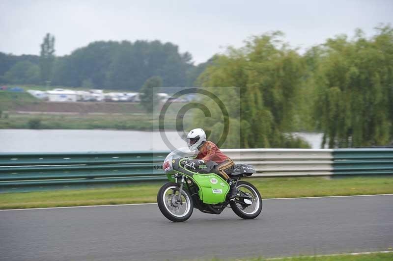 Mallory park Leicestershire;Mallory park photographs;Motorcycle action photographs;classic bikes;event digital images;eventdigitalimages;mallory park;no limits trackday;peter wileman photography;vintage bikes;vintage motorcycles;vmcc festival 1000 bikes