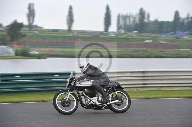 Mallory park Leicestershire;Mallory park photographs;Motorcycle action photographs;classic bikes;event digital images;eventdigitalimages;mallory park;no limits trackday;peter wileman photography;vintage bikes;vintage motorcycles;vmcc festival 1000 bikes