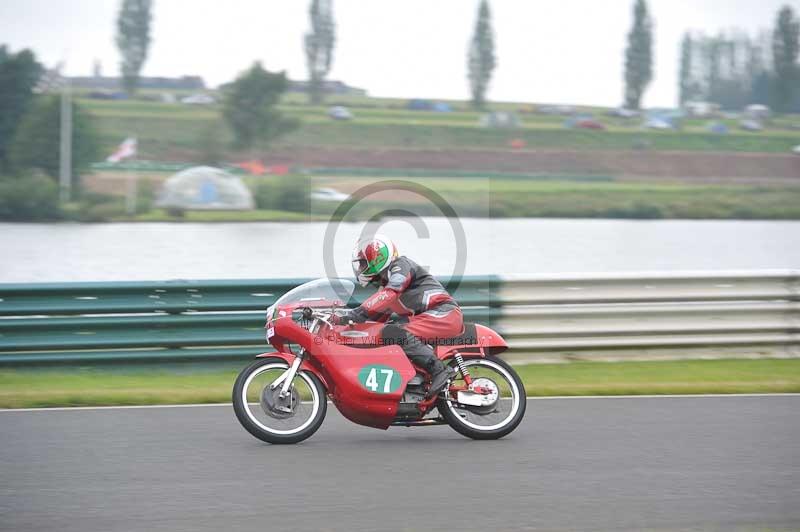 Mallory park Leicestershire;Mallory park photographs;Motorcycle action photographs;classic bikes;event digital images;eventdigitalimages;mallory park;no limits trackday;peter wileman photography;vintage bikes;vintage motorcycles;vmcc festival 1000 bikes