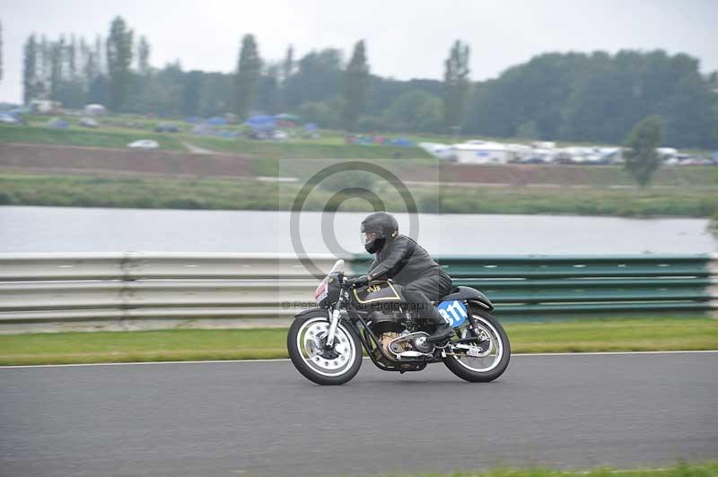 Mallory park Leicestershire;Mallory park photographs;Motorcycle action photographs;classic bikes;event digital images;eventdigitalimages;mallory park;no limits trackday;peter wileman photography;vintage bikes;vintage motorcycles;vmcc festival 1000 bikes