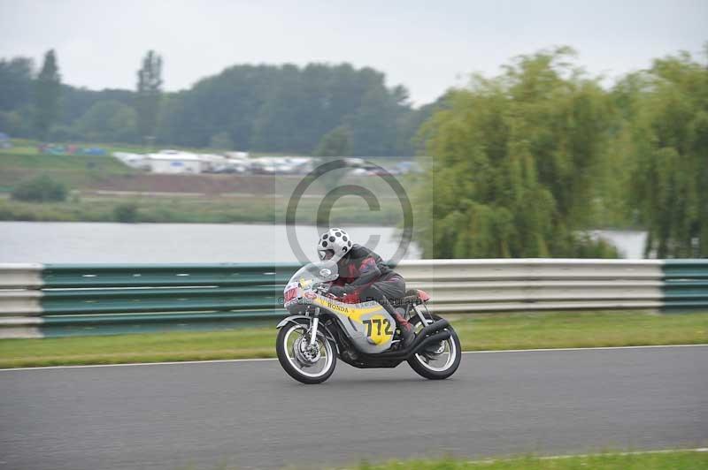 Mallory park Leicestershire;Mallory park photographs;Motorcycle action photographs;classic bikes;event digital images;eventdigitalimages;mallory park;no limits trackday;peter wileman photography;vintage bikes;vintage motorcycles;vmcc festival 1000 bikes