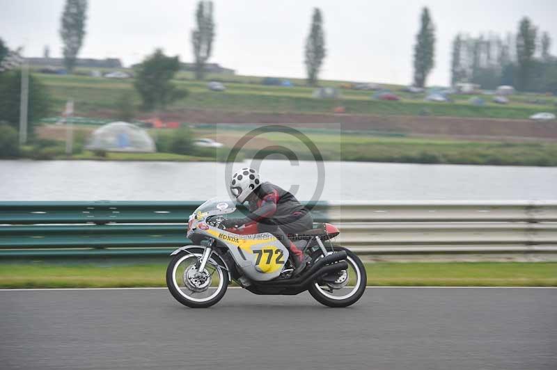 Mallory park Leicestershire;Mallory park photographs;Motorcycle action photographs;classic bikes;event digital images;eventdigitalimages;mallory park;no limits trackday;peter wileman photography;vintage bikes;vintage motorcycles;vmcc festival 1000 bikes