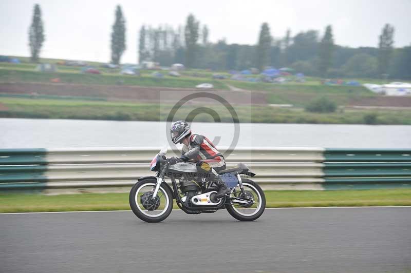 Mallory park Leicestershire;Mallory park photographs;Motorcycle action photographs;classic bikes;event digital images;eventdigitalimages;mallory park;no limits trackday;peter wileman photography;vintage bikes;vintage motorcycles;vmcc festival 1000 bikes