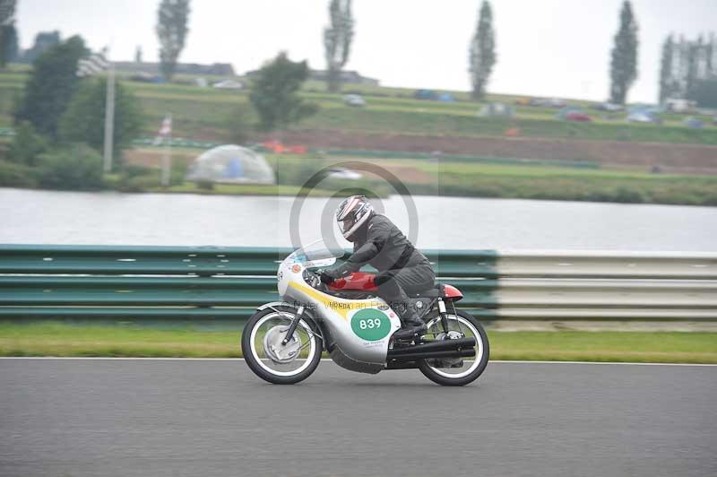 Mallory park Leicestershire;Mallory park photographs;Motorcycle action photographs;classic bikes;event digital images;eventdigitalimages;mallory park;no limits trackday;peter wileman photography;vintage bikes;vintage motorcycles;vmcc festival 1000 bikes