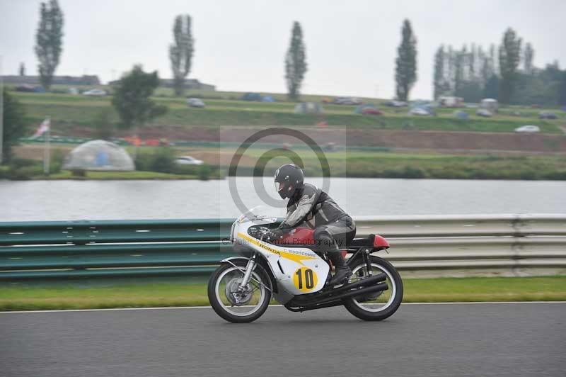 Mallory park Leicestershire;Mallory park photographs;Motorcycle action photographs;classic bikes;event digital images;eventdigitalimages;mallory park;no limits trackday;peter wileman photography;vintage bikes;vintage motorcycles;vmcc festival 1000 bikes