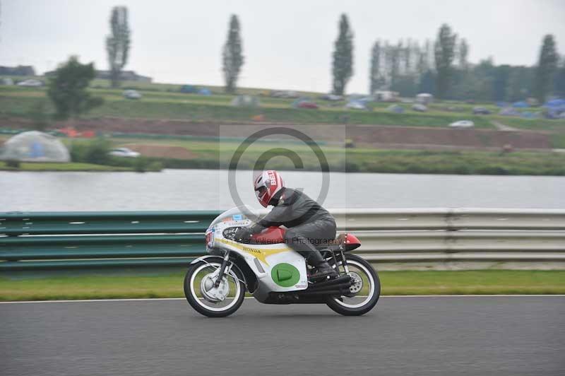 Mallory park Leicestershire;Mallory park photographs;Motorcycle action photographs;classic bikes;event digital images;eventdigitalimages;mallory park;no limits trackday;peter wileman photography;vintage bikes;vintage motorcycles;vmcc festival 1000 bikes