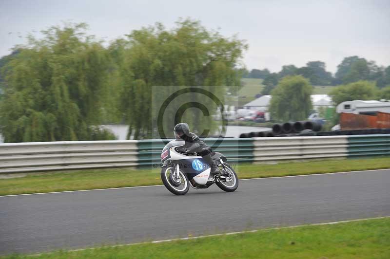 Mallory park Leicestershire;Mallory park photographs;Motorcycle action photographs;classic bikes;event digital images;eventdigitalimages;mallory park;no limits trackday;peter wileman photography;vintage bikes;vintage motorcycles;vmcc festival 1000 bikes