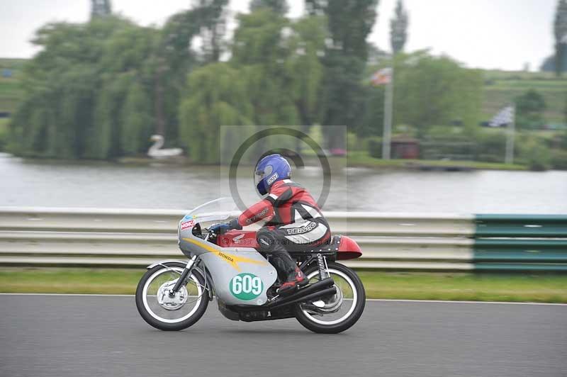 Mallory park Leicestershire;Mallory park photographs;Motorcycle action photographs;classic bikes;event digital images;eventdigitalimages;mallory park;no limits trackday;peter wileman photography;vintage bikes;vintage motorcycles;vmcc festival 1000 bikes