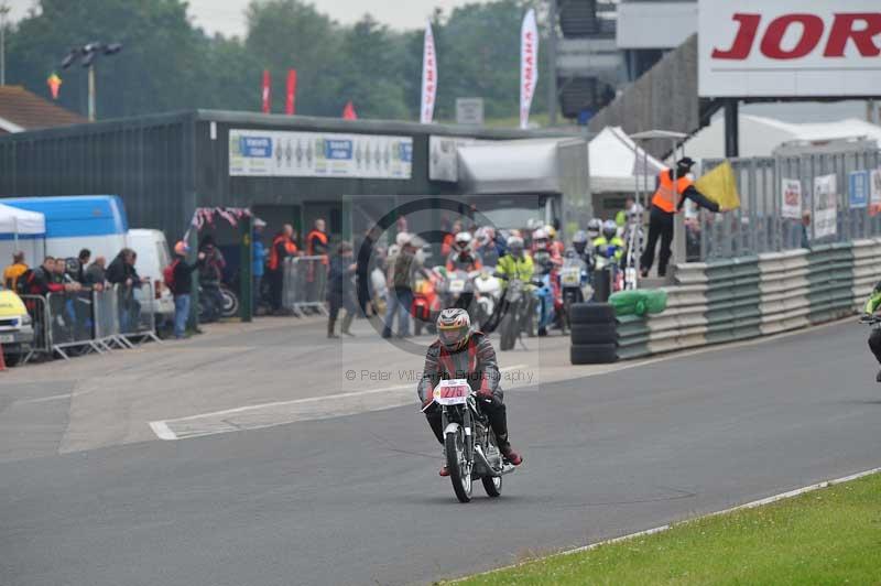 Mallory park Leicestershire;Mallory park photographs;Motorcycle action photographs;classic bikes;event digital images;eventdigitalimages;mallory park;no limits trackday;peter wileman photography;vintage bikes;vintage motorcycles;vmcc festival 1000 bikes