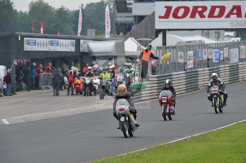 Mallory park Leicestershire;Mallory park photographs;Motorcycle action photographs;classic bikes;event digital images;eventdigitalimages;mallory park;no limits trackday;peter wileman photography;vintage bikes;vintage motorcycles;vmcc festival 1000 bikes