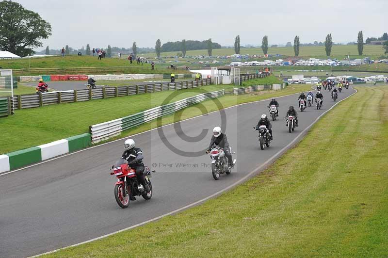 Mallory park Leicestershire;Mallory park photographs;Motorcycle action photographs;classic bikes;event digital images;eventdigitalimages;mallory park;no limits trackday;peter wileman photography;vintage bikes;vintage motorcycles;vmcc festival 1000 bikes