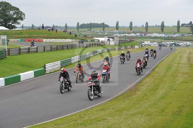 Mallory park Leicestershire;Mallory park photographs;Motorcycle action photographs;classic bikes;event digital images;eventdigitalimages;mallory park;no limits trackday;peter wileman photography;vintage bikes;vintage motorcycles;vmcc festival 1000 bikes