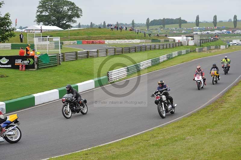 Mallory park Leicestershire;Mallory park photographs;Motorcycle action photographs;classic bikes;event digital images;eventdigitalimages;mallory park;no limits trackday;peter wileman photography;vintage bikes;vintage motorcycles;vmcc festival 1000 bikes