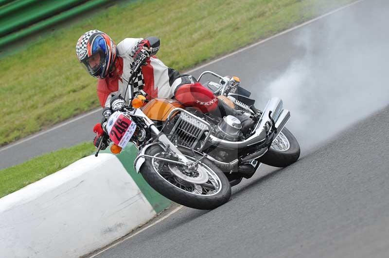 Mallory park Leicestershire;Mallory park photographs;Motorcycle action photographs;classic bikes;event digital images;eventdigitalimages;mallory park;no limits trackday;peter wileman photography;vintage bikes;vintage motorcycles;vmcc festival 1000 bikes