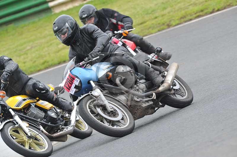 Mallory park Leicestershire;Mallory park photographs;Motorcycle action photographs;classic bikes;event digital images;eventdigitalimages;mallory park;no limits trackday;peter wileman photography;vintage bikes;vintage motorcycles;vmcc festival 1000 bikes