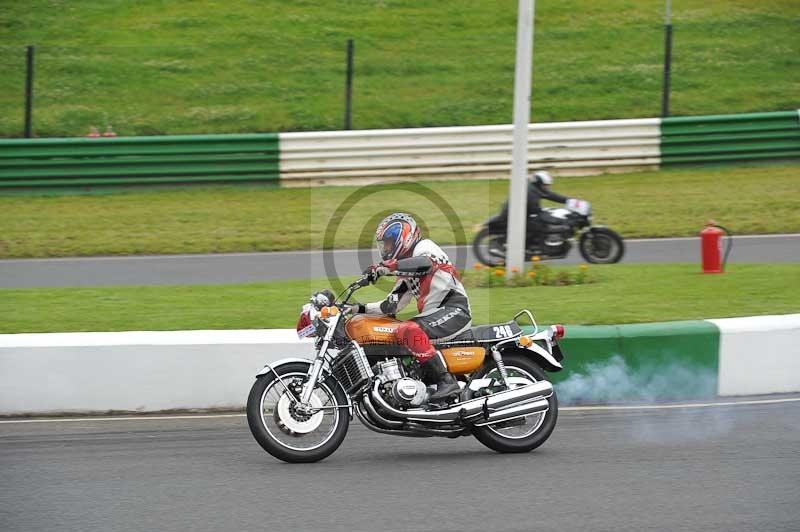 Mallory park Leicestershire;Mallory park photographs;Motorcycle action photographs;classic bikes;event digital images;eventdigitalimages;mallory park;no limits trackday;peter wileman photography;vintage bikes;vintage motorcycles;vmcc festival 1000 bikes