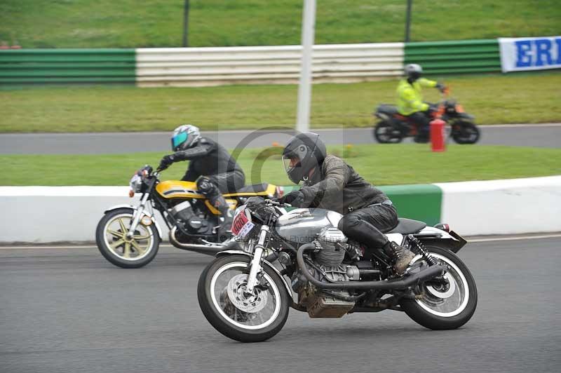 Mallory park Leicestershire;Mallory park photographs;Motorcycle action photographs;classic bikes;event digital images;eventdigitalimages;mallory park;no limits trackday;peter wileman photography;vintage bikes;vintage motorcycles;vmcc festival 1000 bikes