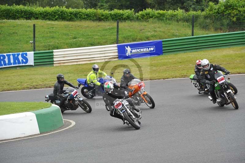 Mallory park Leicestershire;Mallory park photographs;Motorcycle action photographs;classic bikes;event digital images;eventdigitalimages;mallory park;no limits trackday;peter wileman photography;vintage bikes;vintage motorcycles;vmcc festival 1000 bikes