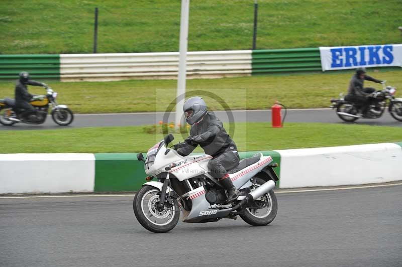 Mallory park Leicestershire;Mallory park photographs;Motorcycle action photographs;classic bikes;event digital images;eventdigitalimages;mallory park;no limits trackday;peter wileman photography;vintage bikes;vintage motorcycles;vmcc festival 1000 bikes