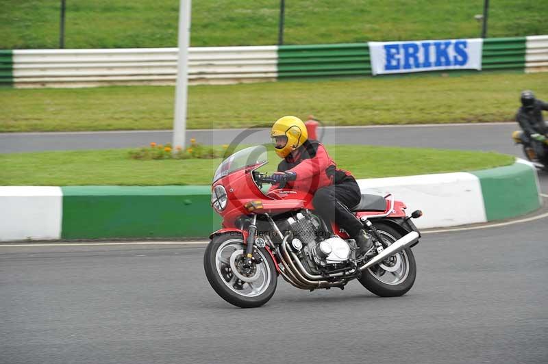 Mallory park Leicestershire;Mallory park photographs;Motorcycle action photographs;classic bikes;event digital images;eventdigitalimages;mallory park;no limits trackday;peter wileman photography;vintage bikes;vintage motorcycles;vmcc festival 1000 bikes