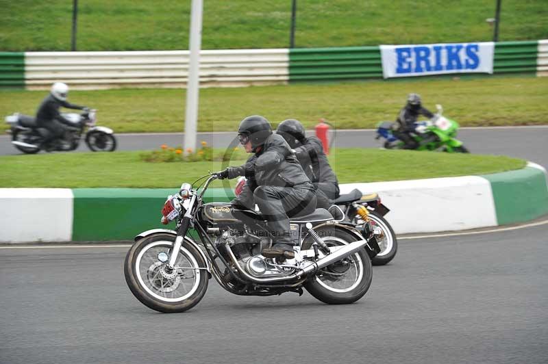 Mallory park Leicestershire;Mallory park photographs;Motorcycle action photographs;classic bikes;event digital images;eventdigitalimages;mallory park;no limits trackday;peter wileman photography;vintage bikes;vintage motorcycles;vmcc festival 1000 bikes