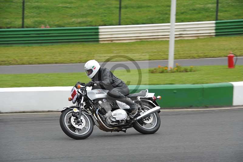 Mallory park Leicestershire;Mallory park photographs;Motorcycle action photographs;classic bikes;event digital images;eventdigitalimages;mallory park;no limits trackday;peter wileman photography;vintage bikes;vintage motorcycles;vmcc festival 1000 bikes