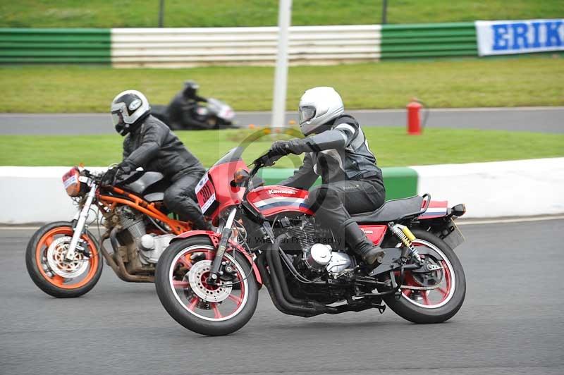 Mallory park Leicestershire;Mallory park photographs;Motorcycle action photographs;classic bikes;event digital images;eventdigitalimages;mallory park;no limits trackday;peter wileman photography;vintage bikes;vintage motorcycles;vmcc festival 1000 bikes