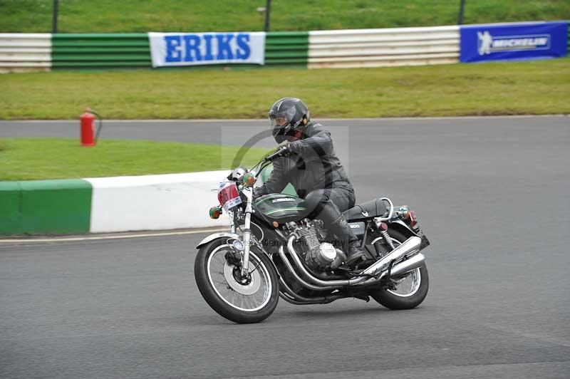 Mallory park Leicestershire;Mallory park photographs;Motorcycle action photographs;classic bikes;event digital images;eventdigitalimages;mallory park;no limits trackday;peter wileman photography;vintage bikes;vintage motorcycles;vmcc festival 1000 bikes