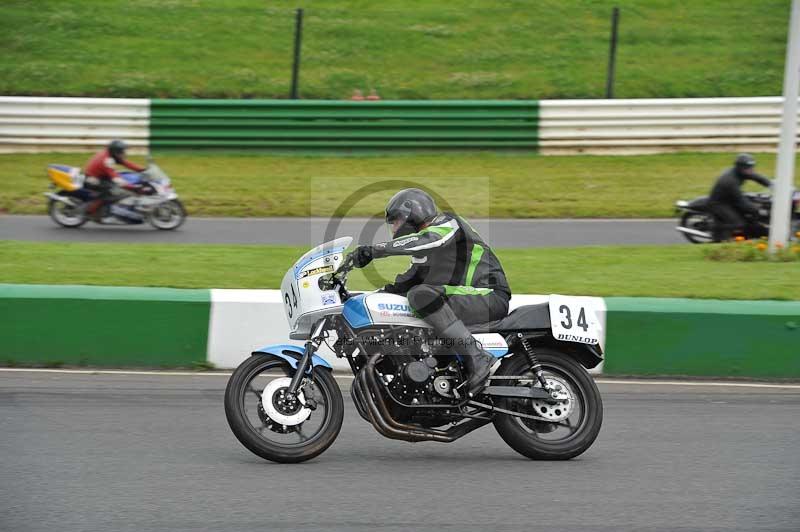 Mallory park Leicestershire;Mallory park photographs;Motorcycle action photographs;classic bikes;event digital images;eventdigitalimages;mallory park;no limits trackday;peter wileman photography;vintage bikes;vintage motorcycles;vmcc festival 1000 bikes