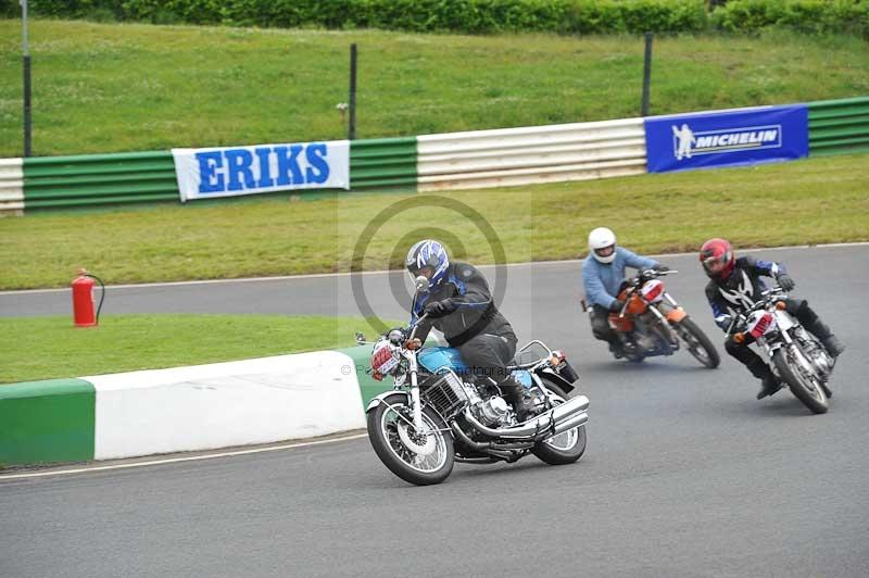 Mallory park Leicestershire;Mallory park photographs;Motorcycle action photographs;classic bikes;event digital images;eventdigitalimages;mallory park;no limits trackday;peter wileman photography;vintage bikes;vintage motorcycles;vmcc festival 1000 bikes