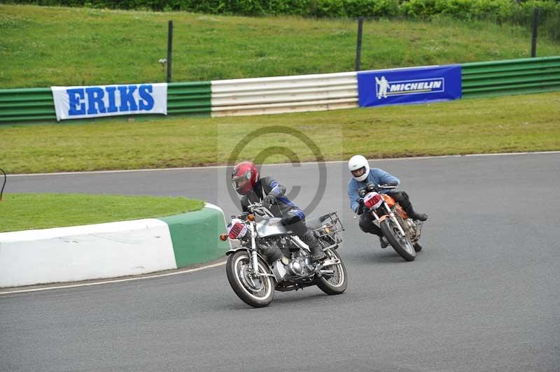 Mallory park Leicestershire;Mallory park photographs;Motorcycle action photographs;classic bikes;event digital images;eventdigitalimages;mallory park;no limits trackday;peter wileman photography;vintage bikes;vintage motorcycles;vmcc festival 1000 bikes