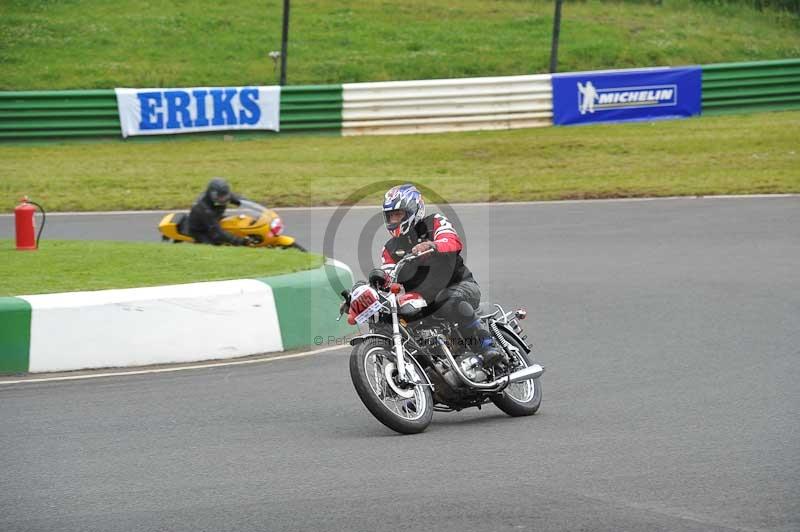 Mallory park Leicestershire;Mallory park photographs;Motorcycle action photographs;classic bikes;event digital images;eventdigitalimages;mallory park;no limits trackday;peter wileman photography;vintage bikes;vintage motorcycles;vmcc festival 1000 bikes