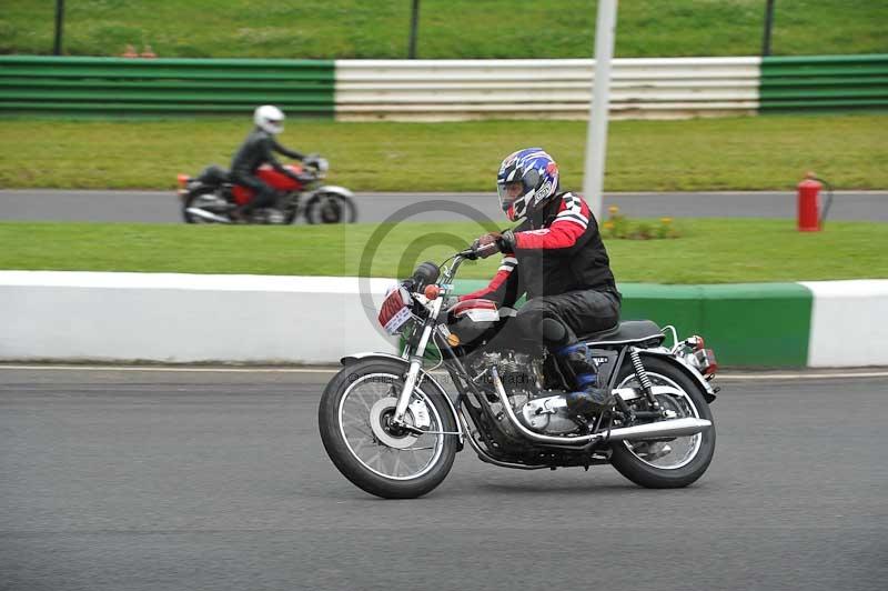 Mallory park Leicestershire;Mallory park photographs;Motorcycle action photographs;classic bikes;event digital images;eventdigitalimages;mallory park;no limits trackday;peter wileman photography;vintage bikes;vintage motorcycles;vmcc festival 1000 bikes