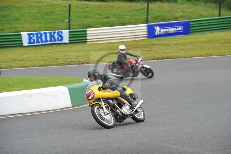 Mallory park Leicestershire;Mallory park photographs;Motorcycle action photographs;classic bikes;event digital images;eventdigitalimages;mallory park;no limits trackday;peter wileman photography;vintage bikes;vintage motorcycles;vmcc festival 1000 bikes