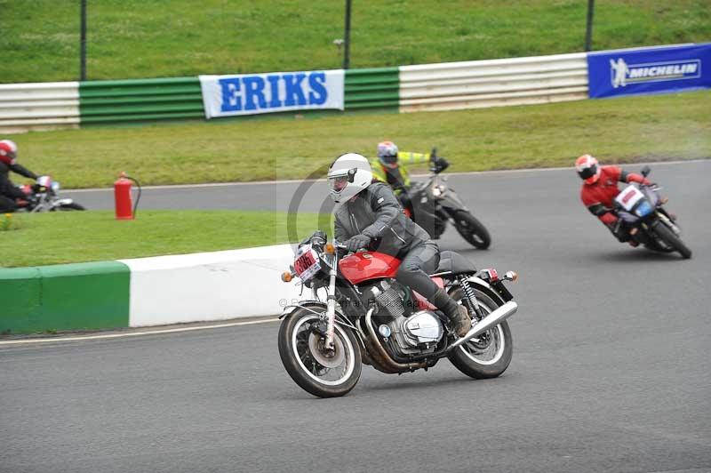 Mallory park Leicestershire;Mallory park photographs;Motorcycle action photographs;classic bikes;event digital images;eventdigitalimages;mallory park;no limits trackday;peter wileman photography;vintage bikes;vintage motorcycles;vmcc festival 1000 bikes