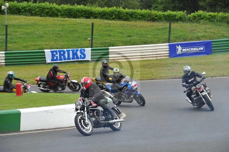 Mallory park Leicestershire;Mallory park photographs;Motorcycle action photographs;classic bikes;event digital images;eventdigitalimages;mallory park;no limits trackday;peter wileman photography;vintage bikes;vintage motorcycles;vmcc festival 1000 bikes