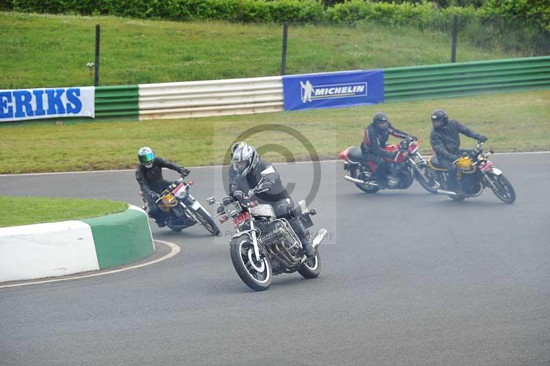 Mallory park Leicestershire;Mallory park photographs;Motorcycle action photographs;classic bikes;event digital images;eventdigitalimages;mallory park;no limits trackday;peter wileman photography;vintage bikes;vintage motorcycles;vmcc festival 1000 bikes