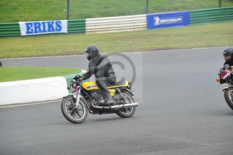 Mallory park Leicestershire;Mallory park photographs;Motorcycle action photographs;classic bikes;event digital images;eventdigitalimages;mallory park;no limits trackday;peter wileman photography;vintage bikes;vintage motorcycles;vmcc festival 1000 bikes