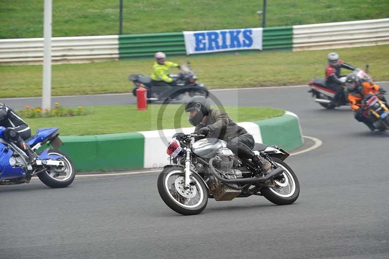 Mallory park Leicestershire;Mallory park photographs;Motorcycle action photographs;classic bikes;event digital images;eventdigitalimages;mallory park;no limits trackday;peter wileman photography;vintage bikes;vintage motorcycles;vmcc festival 1000 bikes