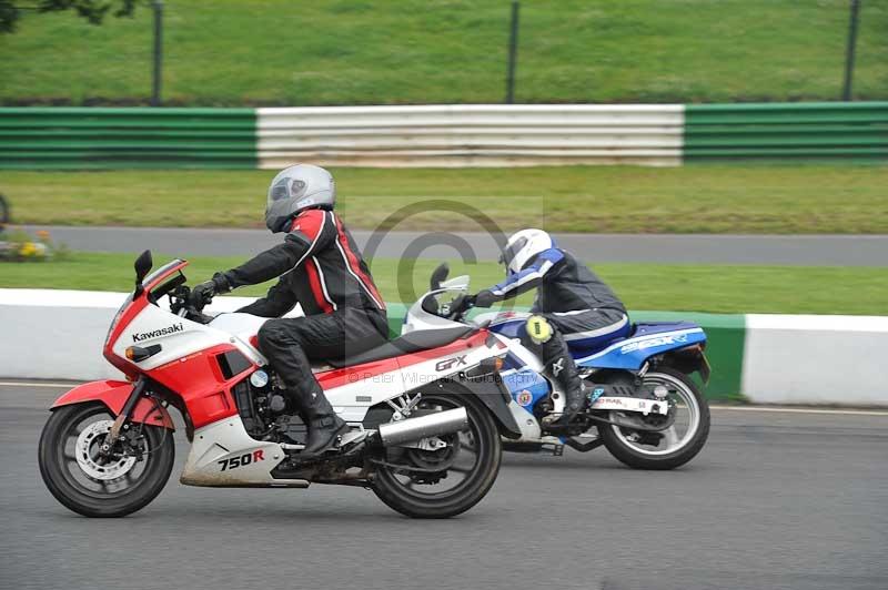 Mallory park Leicestershire;Mallory park photographs;Motorcycle action photographs;classic bikes;event digital images;eventdigitalimages;mallory park;no limits trackday;peter wileman photography;vintage bikes;vintage motorcycles;vmcc festival 1000 bikes