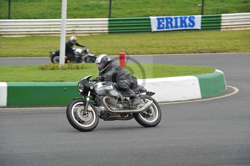 Mallory park Leicestershire;Mallory park photographs;Motorcycle action photographs;classic bikes;event digital images;eventdigitalimages;mallory park;no limits trackday;peter wileman photography;vintage bikes;vintage motorcycles;vmcc festival 1000 bikes