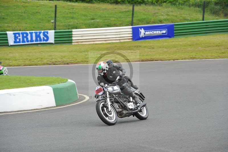 Mallory park Leicestershire;Mallory park photographs;Motorcycle action photographs;classic bikes;event digital images;eventdigitalimages;mallory park;no limits trackday;peter wileman photography;vintage bikes;vintage motorcycles;vmcc festival 1000 bikes