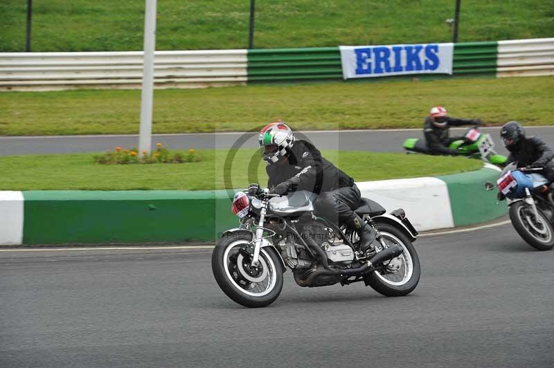 Mallory park Leicestershire;Mallory park photographs;Motorcycle action photographs;classic bikes;event digital images;eventdigitalimages;mallory park;no limits trackday;peter wileman photography;vintage bikes;vintage motorcycles;vmcc festival 1000 bikes